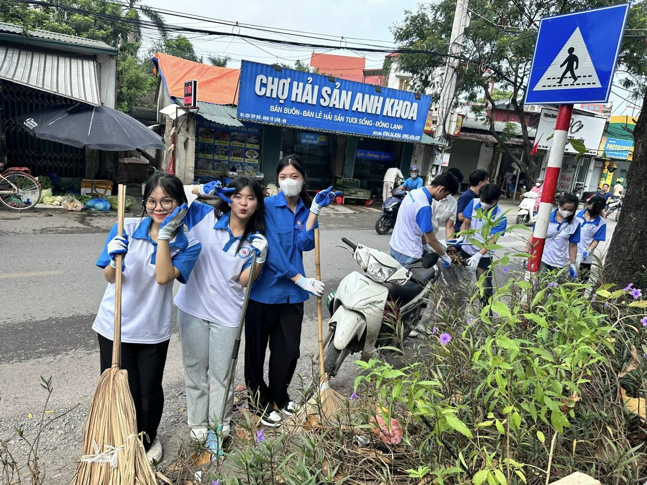 TÂN SINH VIÊN CAO ĐẲNG Y HÀ NỘI CHỈNH TRANG TRƯỜNG HỌC CHÀO MỪNG NĂM HỌC MỚI